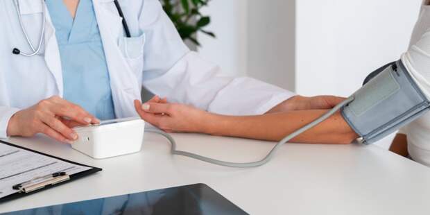 Тихие утренние минуты, которые спасают здоровье: врачи против резкого подъема