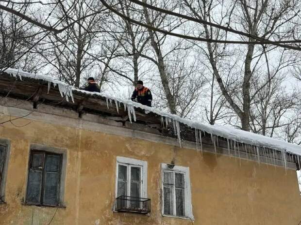 В Рязани под тяжестью снега обрушилась кровля аварийного дома