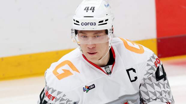 Шарипзянов — об игре «Авангарда» с «Локомотивом»: «Сделали свое дело. Три победы есть, но четвертая самая тяжелая»