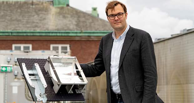 Kasper Moth-Poulsen shows off a solar collector