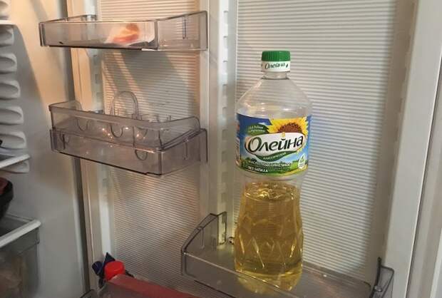 Растительное масло в холодильнике лучше сохраняет вкус. / Фото: Dizainkyhni.com