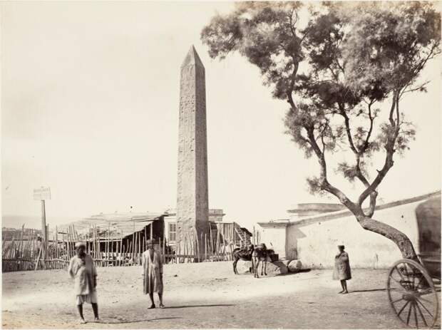 Египетский обелиск Игла Клеопатры в Александрии, Египет, около 1870 года. \ Фото: images.metmuseum.org.