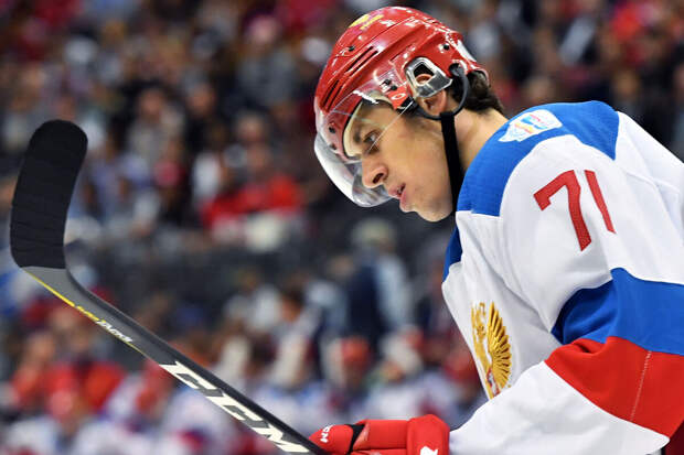 Хоккеист Малкин сломал клюшку во время потасовки с двумя игроками "Филадельфии"