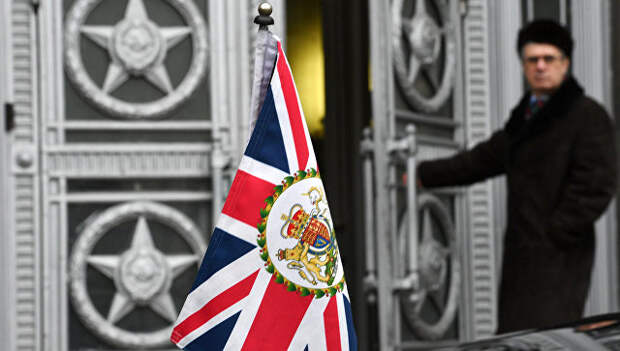 Флаг Великобритании у здания министерства иностранных дел РФ