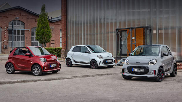 Smart fortwo,Smart forfour. Рестайлинговые coupe и cabrio Smart EQ Fortwo впервые стали отличаться дизайном передка от хэтча Smart EQ Forfour. Трио отпразднует премьеру во Франкфурте 10 сентября. В таком виде оно должно дожить до 2022 года, пока в Китае не выйдет по-настоящему новое поколение.