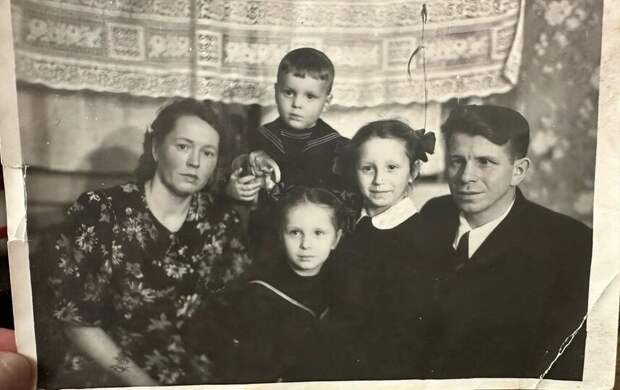 Трудовая династия из Петербурга "плетёт" семейную историю из ниток мулине