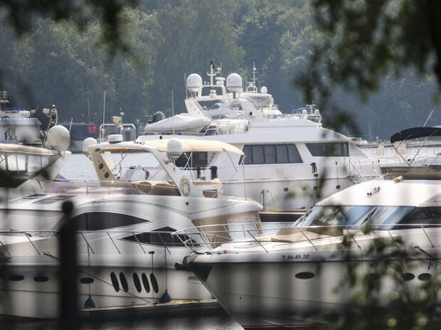 Шторм в Волгограде разбил элитную яхту осужденного экс‑депутата перед продажей