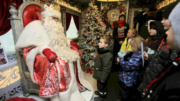 Деда Мороза, которому стало плохо на утреннике, дети стали спасать льдом