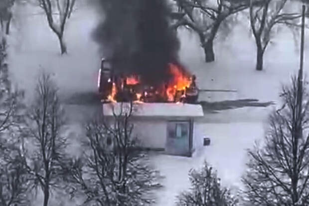 В Москве загорелся автомобиль с медиками и пациентом и попал на видео