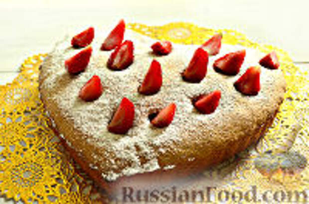 Фото к рецепту: Пирог с клубникой и мускатным орехом "Валентинка"