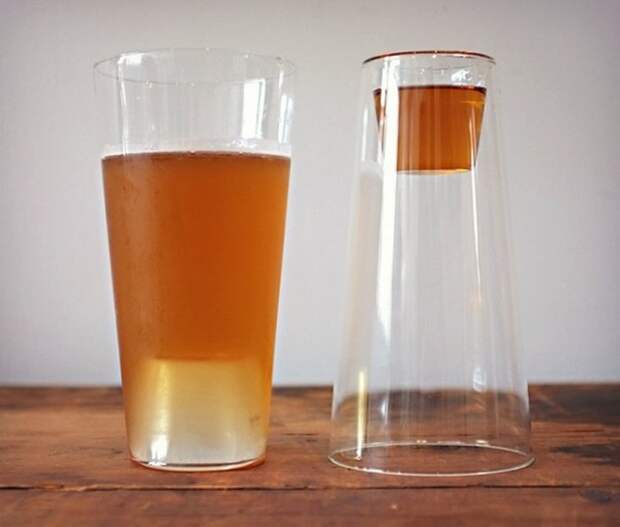 Двухсторонний стакан, из которого можно пить пиво и шоты.