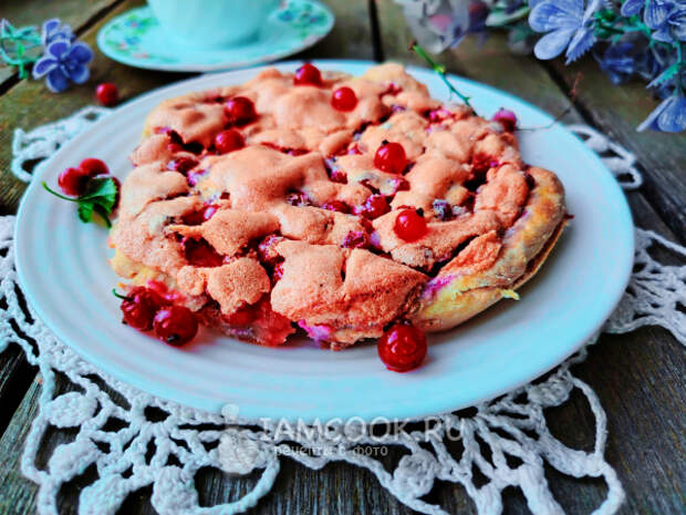 Пирог с красной смородиной и безе, рецепт с фото