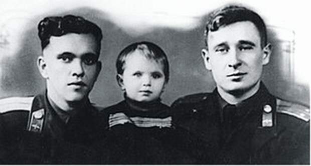 Юрий Янов (слева) с дочерью Ириной и Борис Капустин. / Родина