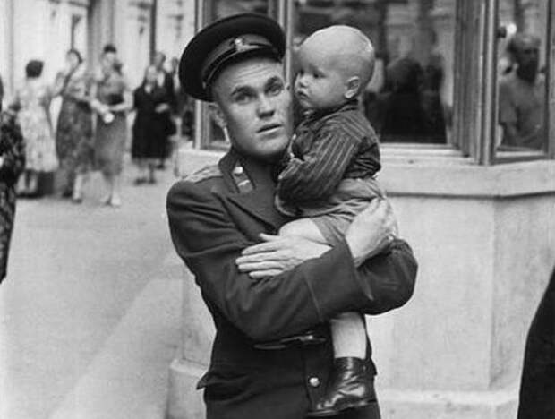 Москва. В ГУМе, 1954. Фото Анри Картье-Брессона | Фото: bs-klub.ru Москва. В ГУМе, 1954. Фото Анри Картье-Брессона | Фото: bs-klub.ru