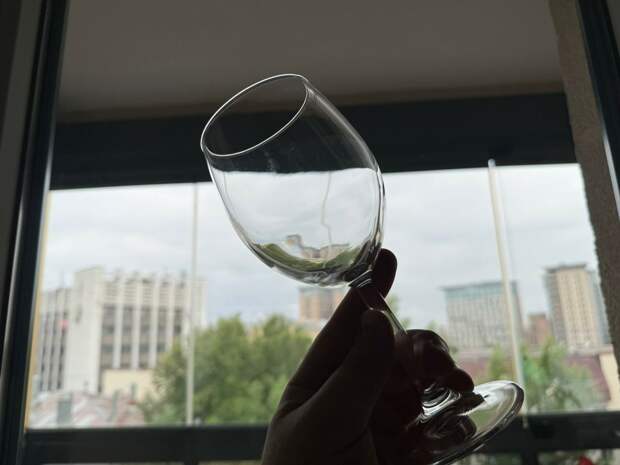 Кокосовая вода и травяные чаи облегчат симптомы похмелья после Нового года