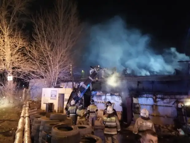 Ночью на Орджоникидзе полностью выгорели кафе и шиномонтажка