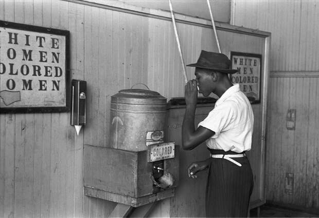 Фото 2. Ёмкости с водой для чернокожих и белых в Оклахоме. Фотография Рассела Ли (1939 год).jpg