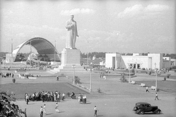Монумент Сталину высотой 25 метров украшал Всесоюзную сельскохозяйственную выставку начиная с момента ее открытия 
