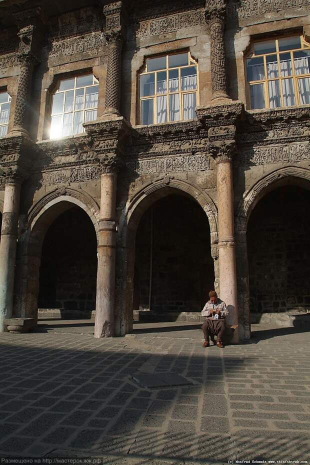 great-mosque-diyarbakir-old-man-sitting-courtyard-4 (Копировать)