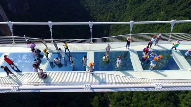 Туристы поучаствовали во флешмобе на стеклянном мосту