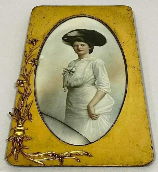 Фотоснимки чопорных дам в своих изысканных нарядах, найденные на тайном чердаке. | Фото: mooresvilletribune.com. Фотоснимки чопорных дам в своих изысканных нарядах, найденные на тайном чердаке. | Фото: mooresvilletribune.com.