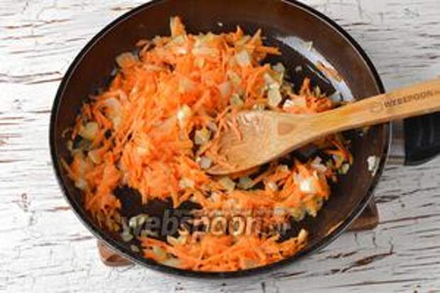 Лук (1 штуку) и морковь (1 штуку) очистить. Лук нарезать кубиками, а морковь натереть на крупной тёрке. Обжарить овощи в сковороде на подсолнечном масле (3 ст. л.) до слегка золотистого цвета.