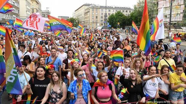 Демонстранты с радужными флагами в Варшаве