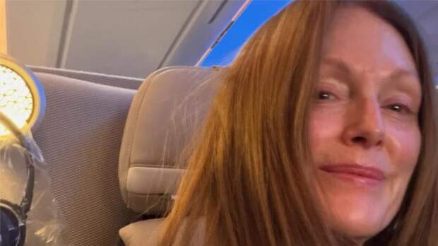 Селфи 65-летней Джулианны Мур без макияжа восхитило поклонников