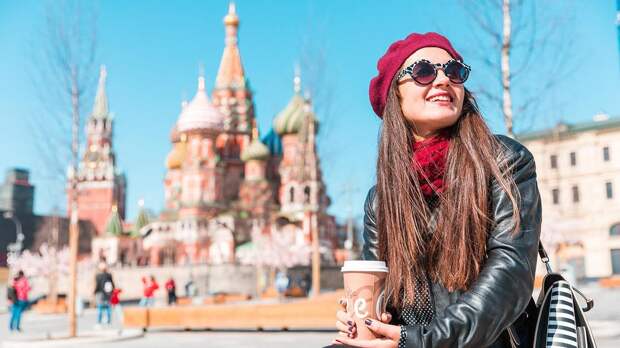 «Вам будет сложно завязать непринужденную беседу с незнакомцем»: американку предупредили, как вести себя в России, чтобы не попасть в беду