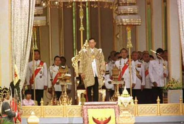 Король Пхумипон готовится произнести речь в Юбилейном павильоне у королевского дворца в Бангкоке в 1996 году