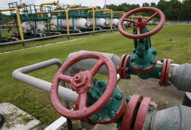 Pipes and valves are seen at an "Dashava" underground gas storage facility near Striy, Ukraine May 28, 2015. Ukrainian state energy firm Naftogaz paid Russia's Gazprom another $30 million in prepayment for gas supplies, the Ukrainian company said on Wednesday. REUTERS/Gleb Garanich