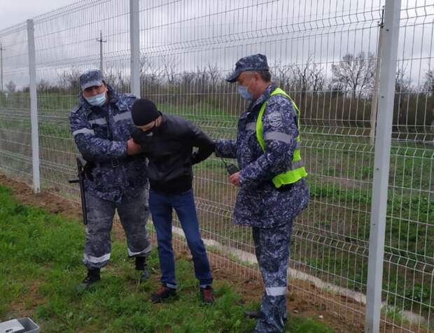 В Крыму с охраняемого забора сняли двух нарушителей