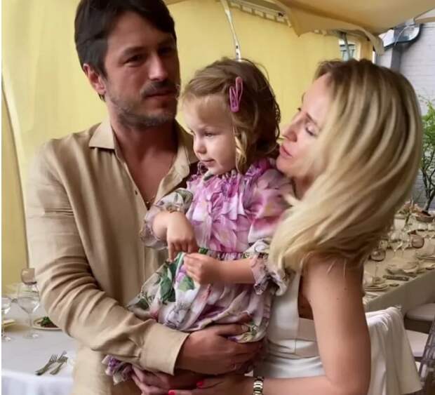 Именинница с родителями