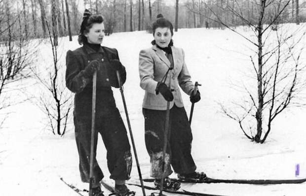 Лыжницы - зимнее развлечение в начале 20 века.