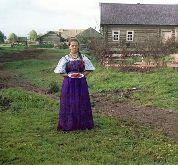 Девушка с земляникой. Деревня Топорня. Вологодская губерния, 1909 год империя., путешествия, цветное фото