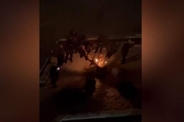 В Киеве жители греются у костров из выброшенных новогодних елок