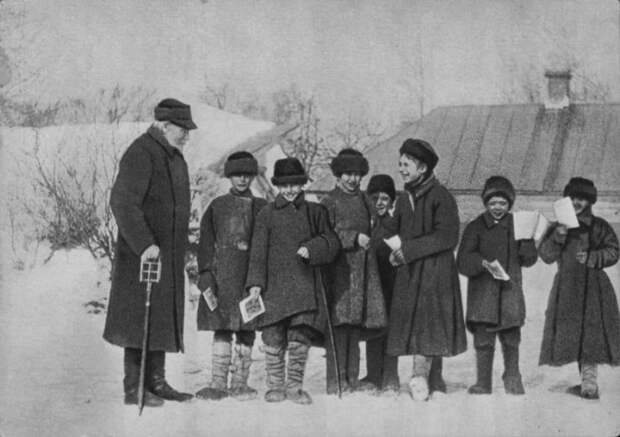Лев Толстой заботился о своих крестьянах и даже открыл для детей школу. /Фото: 187011.selcdn.ru Лев Толстой заботился о своих крестьянах и даже открыл для детей школу. /Фото: 187011.selcdn.ru