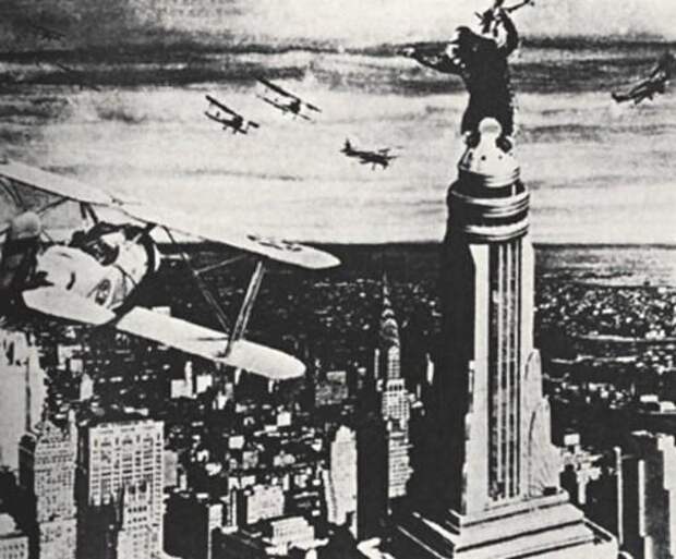 <B>Кинг-Конг (1933)</B> <BR> Гигантская волосатая обезьяна, усевшаяся на шпиле небоскреба Эмпайр-Стейт-Билдинг: первобытная брутальная природа торжествует над грубой и бесчувственной цивилизацией. Самые культовые сцены мирового кинематографа