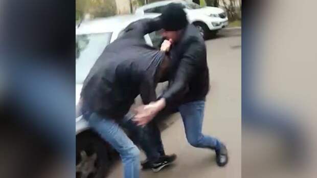 Очевидцы засняли на видео, как водитель  сломал борцовским приемом мужчине позвоночник в Москве