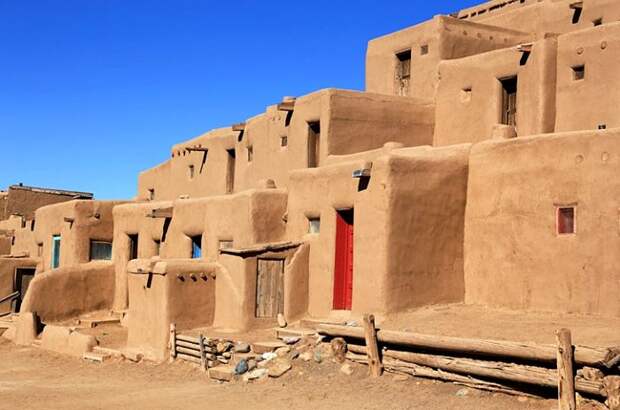 Глинобитные дома американских индейцев. /Фото: planetware.com