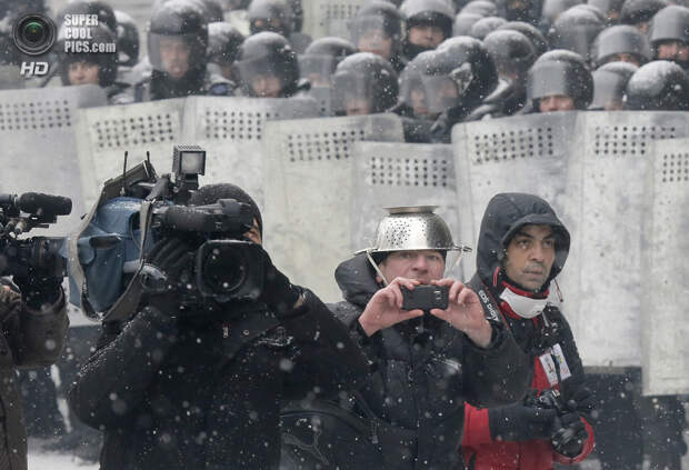 Украина. Киев. 22 января. Столкновения протестующих против действующей власти с сотрудниками правоохранительных органов. (AP Photo/Efrem Lukatsky)