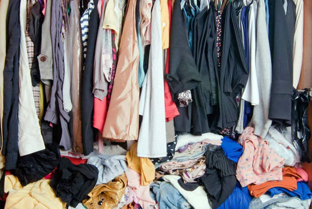 Много одежды в маленьком шкафу. | Фото: Eduratop.