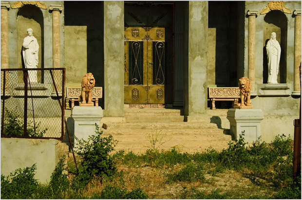 Это не древний храм, а цыганский дом в Сороках./Фото: mochaloff.ru