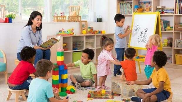 Миронов предложил обязать вузы открывать ясли и детские сады для детей студентов