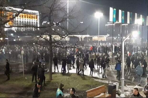 Беспорядки в Алматы: разгромлены полицейские машины и разбиты витрины