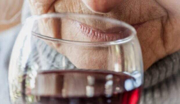 Пожилой человек и бокал вина