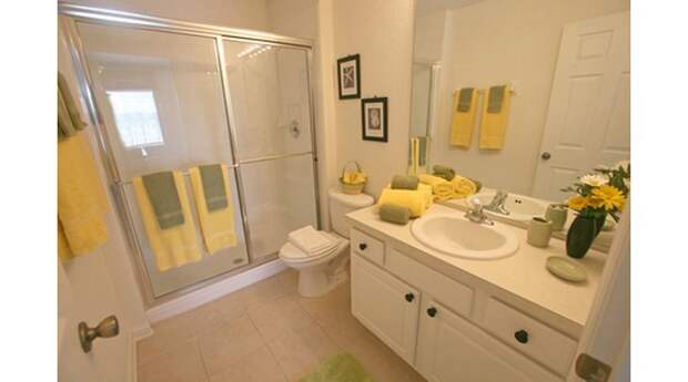 Зеленый и желтый – универсальные цвета, которые хорошо подойдут для дизайна семейной ванной комнаты, которой пользуются и взрослые, и дети.