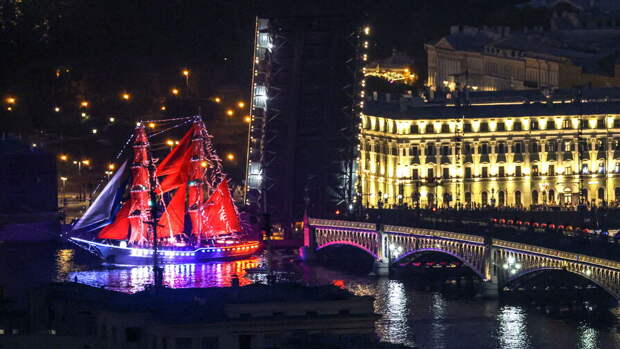 Праздник "Алые паруса" в Петербурге завершился проходом брига "Россия"