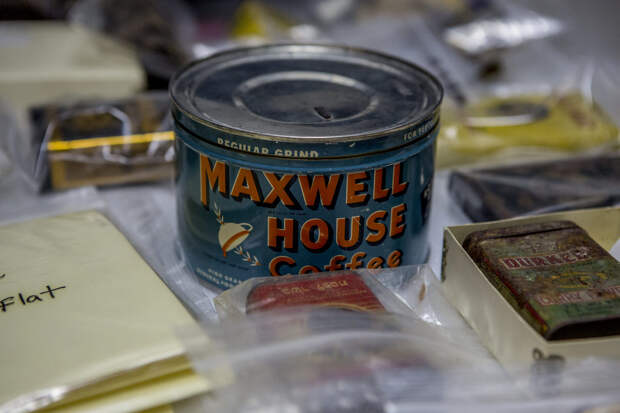 Mass-produced foodstuffs, such as ground coffee and curry powder, came in tins.
