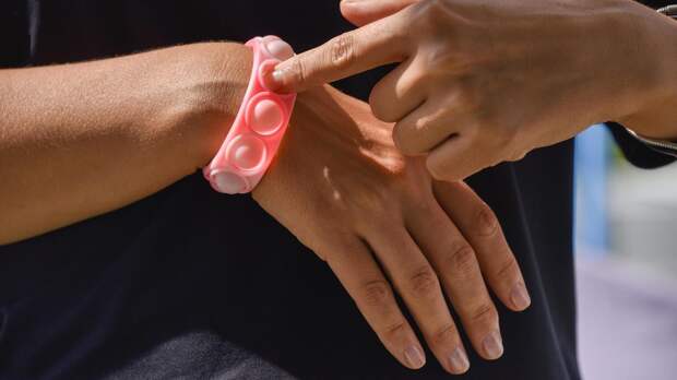 Амулет для ЕГЭ: спасут ли поп-ит-браслеты подростков от стресса?